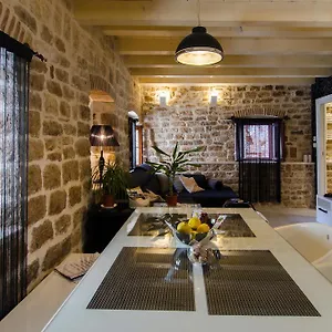 Apartment Capo Family & Capo Studio -Old Town-Parking Trogir